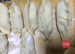 Illustration of how to make dumpling skins 8