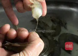 Illustration of how to make Little White Rabbit Wontons 1
