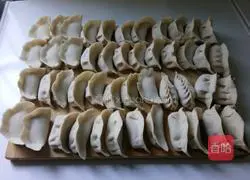 Illustration of how to make dumplings with four fresh fillings 9