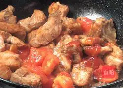 Illustration of how to make tomato pork ribs pot 9