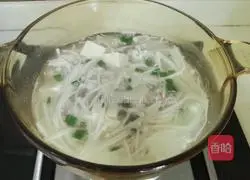 Illustration of how to make tofu and enoki mushroom soup 8