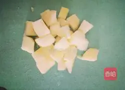 Illustration of how to make kumquat, snow pear and lily soup 3