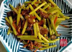 Illustration of how to stir-fry shredded pork with garlic moss 6