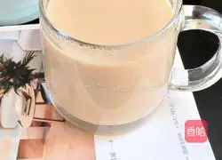 Illustration of how to make caramel milk tea 7