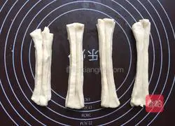 Illustration of how to make crispy fried dough sticks 8