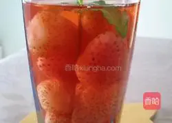 Illustration of how to make yellow rock sugar strawberry drink 6