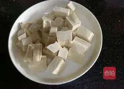 Illustration of how to make tofu and crucian carp soup 3