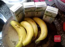 Illustration of how to make banana milk 1