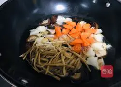 Monkey mushroom stomach nourishing soup Practice illustration 4