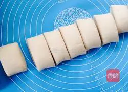 Illustration of how to cut whole-wheat steamed buns 7