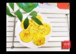 Illustration of how to make raisin carrot egg pancake 5