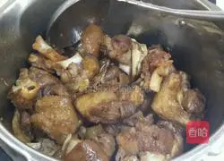 Illustration of how to make braised pig's feet 8