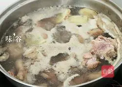 Soybean and pig trotter soup recipe 3
