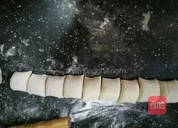 Illustration of how to make black sesame rolls 17