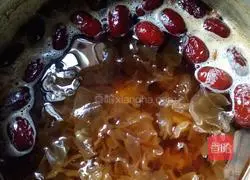 Illustration of how to make red dates, wolfberry and white fungus soup 6