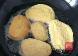 Illustration of how to fry sweet steamed bun slices in a dry pan 4