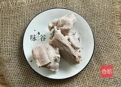 Illustration of how to make bamboo shoots and pork ribs soup 2