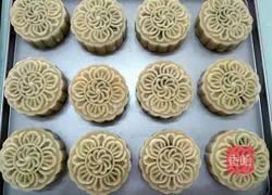 Illustration of how to make egg yolk and bean paste mooncakes 14