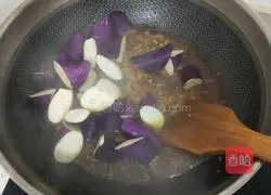 Illustration of braised noodles with eggplant and minced meat 6