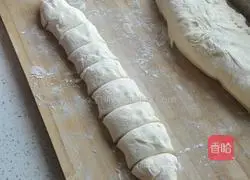 Illustration of how to make steamed buns with vegetarian stuffing 4