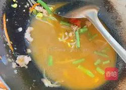 Illustration of how to make steamed braised noodles with soybean sprouts and beans 9