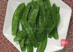 Illustration of how to make fried snow peas with sausage 4