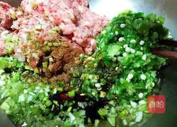 Illustration of how to make pork and okra stuffed dumplings 6