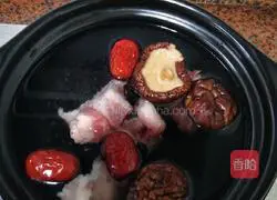 Illustration of how to make black bean, mushroom and pork ribs soup 6