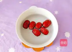 Illustration of how to make cantaloupe and white fungus soup 4