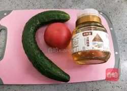Illustration of how to make tomato and cucumber raw drink 1