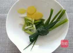 Illustration of how to make crucian carp head tofu soup 2