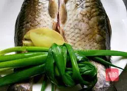 Illustration of how to make pure wild crucian carp soup 1