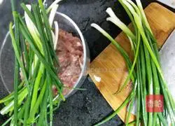  Illustration of how to make fried pork buns with chives 3