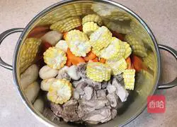 Illustration of how to make braised pork ribs with carrots, horseshoes and corn 7