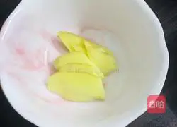 Illustration of making black-bone chicken soup with red dates, wolfberry, dangshen and dangshen 5