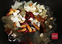 Illustration of how to make red date, lotus seed, lily and white fungus soup 9