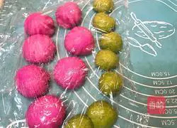 Illustration of how to make vegetable juice and strawberry steamed buns 6