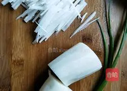Illustration of how to make green onions mixed with shredded radish 1