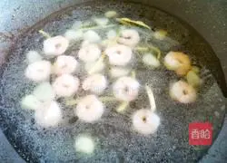 Illustration of how to make broccoli, shrimp and tofu soup 4