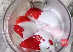 Strawberry Banana Milkshake Recipe Illustration 6