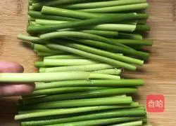 Illustration of how to make cold hand-shredded garlic moss 1