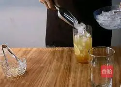 Illustration of how to make lemon grapefruit tea 2