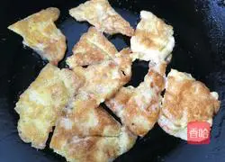 Illustration of how to make loofah and egg soup 4