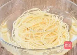 Illustration of how to make fried pasta with salted egg yolk and bacon 3