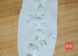 Illustration of how to make crispy green onion cake 3