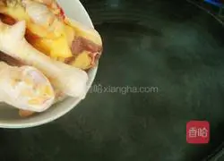 Soybean, lotus root and chicken soup recipe 3