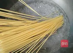 Illustration of how to make shredded chicken pasta 4