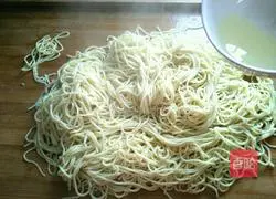 Illustration of how to make hot dry noodles 6