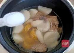 Illustration of how to make radish, corn and chicken soup 10