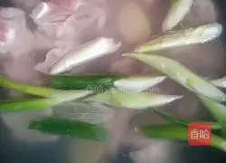 Illustration of how to make pork ribs, corn and kelp soup 2